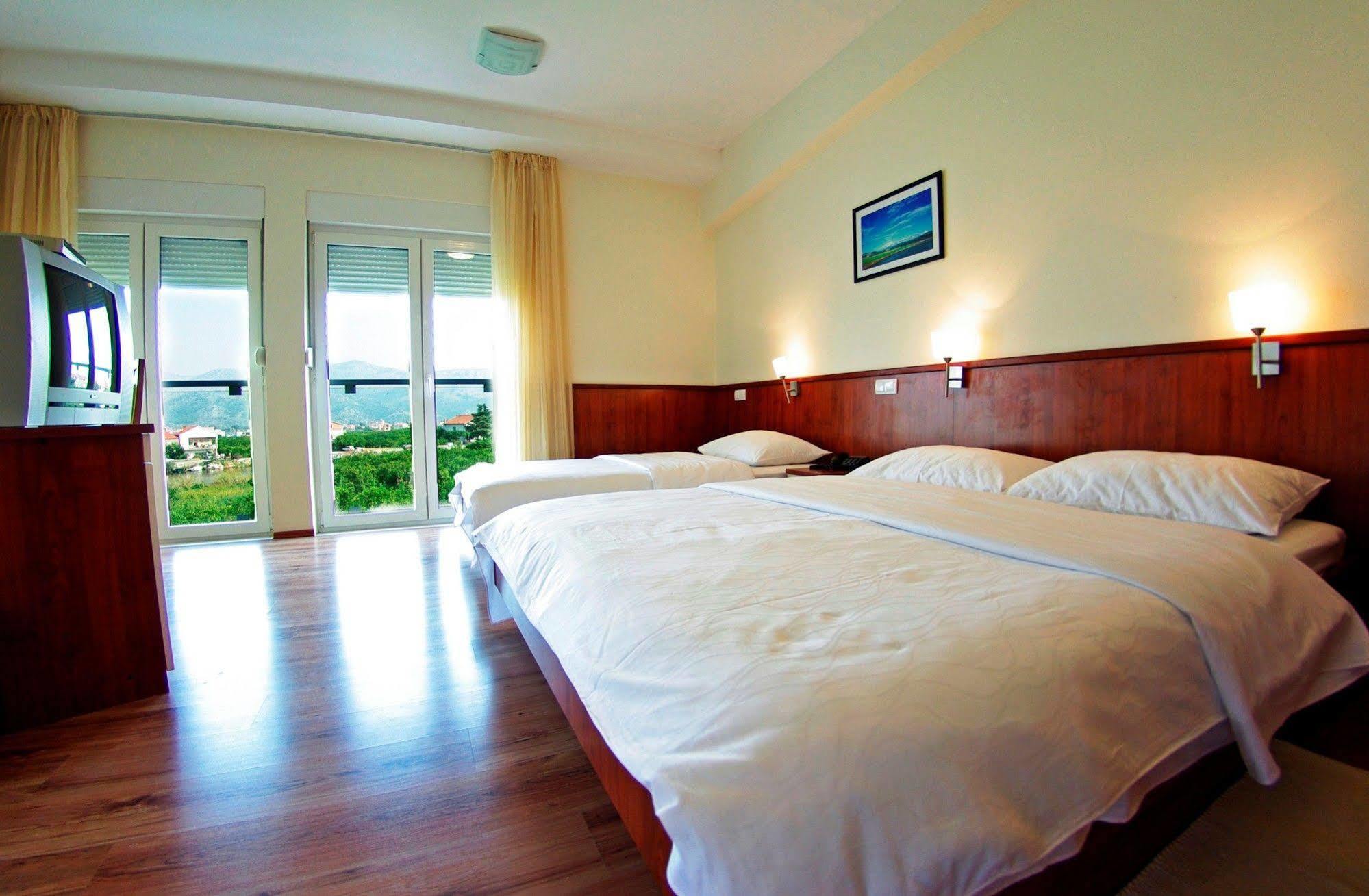 Hotel Merlot Opuzen  ภายนอก รูปภาพ
